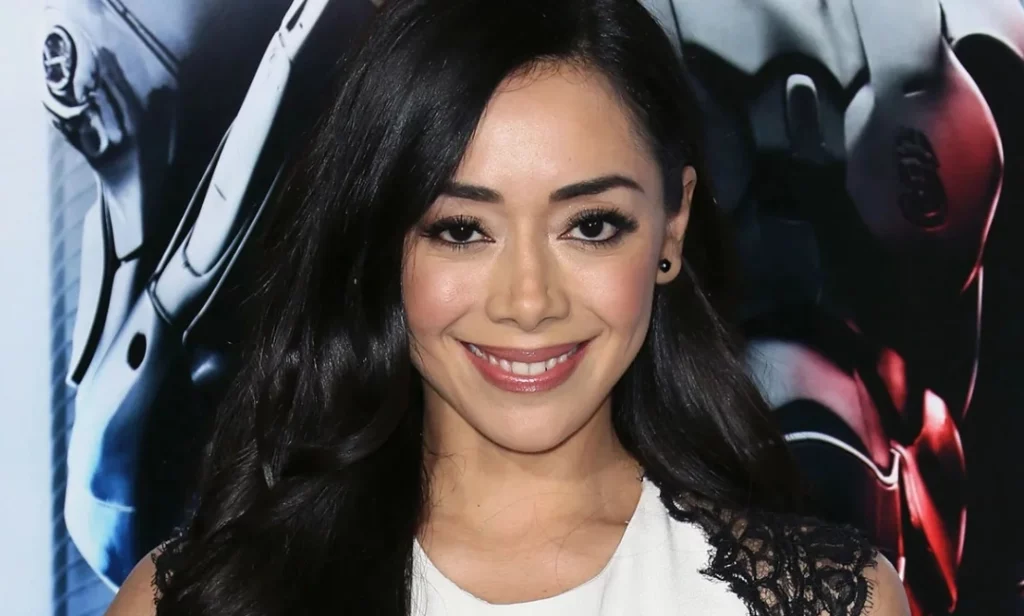 Aimee Garcia as Ella Lopez